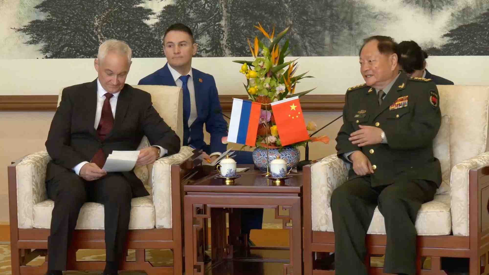 Andrei belousov, ministre de la defense de la russie, assiste a une reunion avec zhang youxia, vice-president de la commission militaire centrale de la chine, a pekin