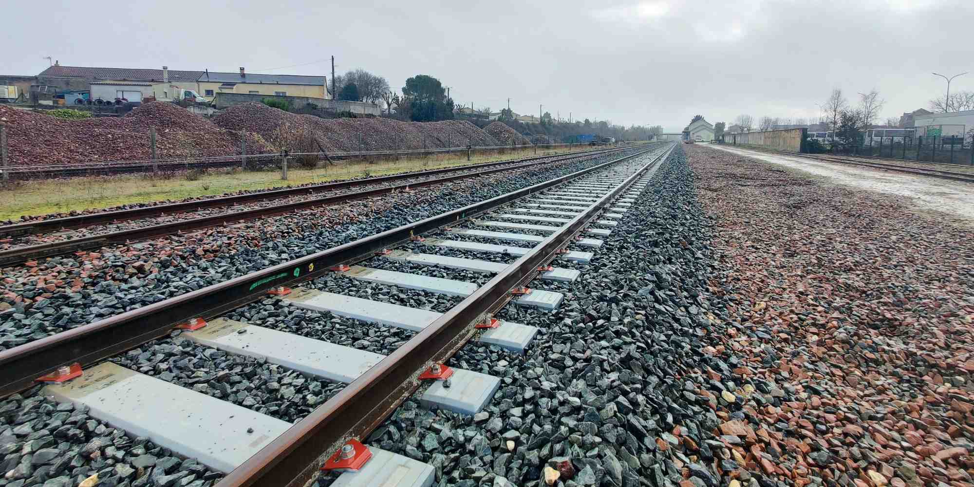Douze TER et quatre trains de marchandises quotidiens circuleront à nouveau sur l'axe Niort-Saintes dès ce vendredi.