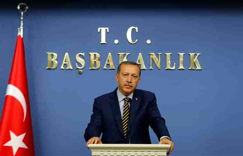 Erdogan remanie le gouvernement turc pour désamorcer la crise