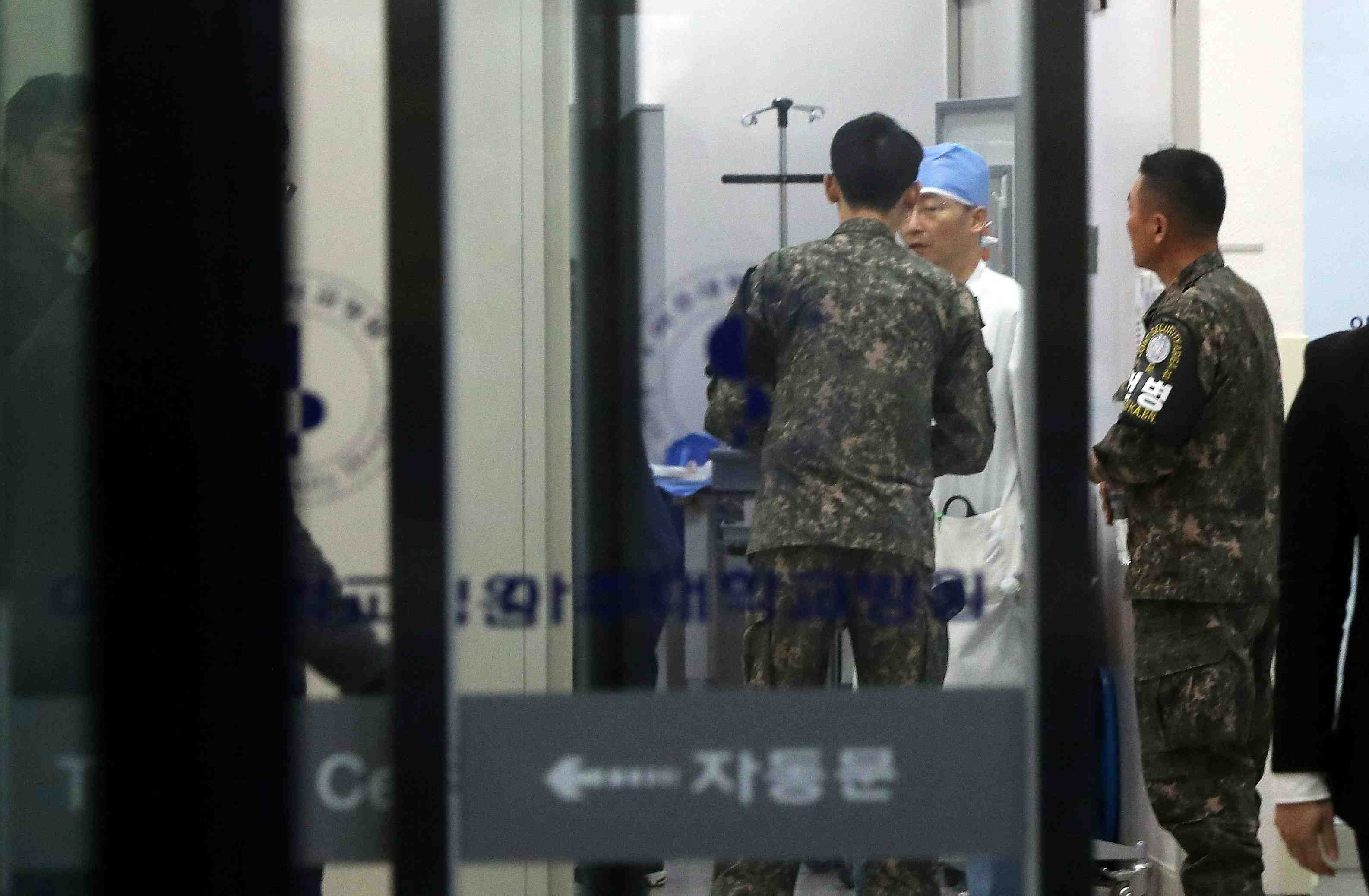 Un soldat nord-coreen fait defection au sud a panmunjom