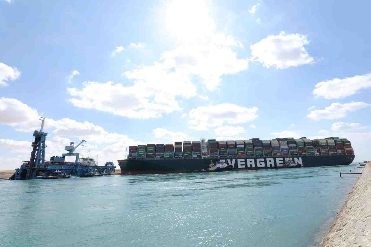 La societe de sauvetage espere degager le canal de suez en debut de semaine