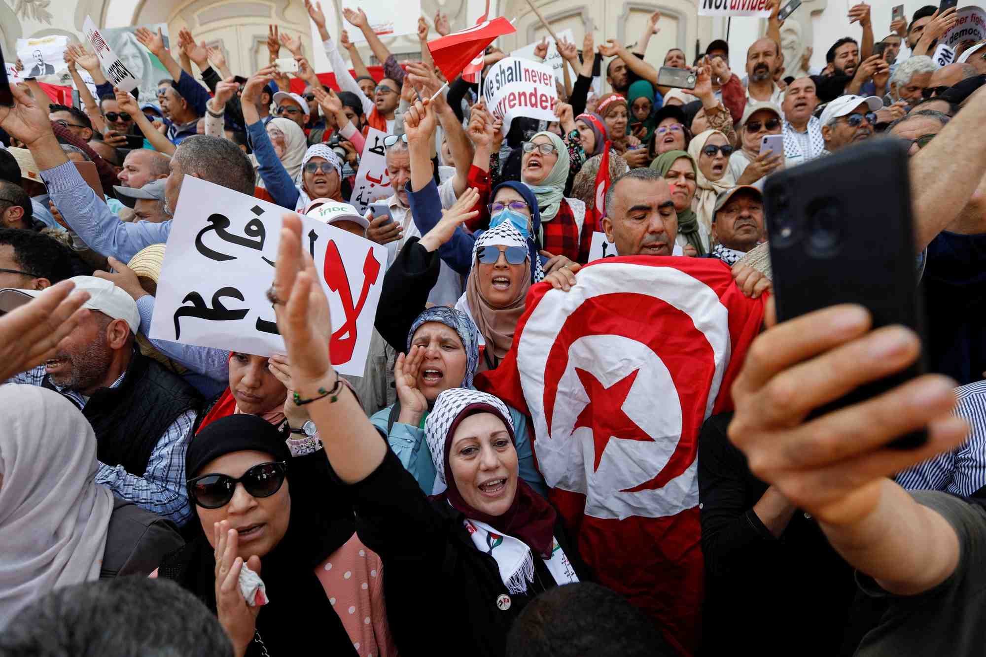 Des milliers de manifestants defilent a tunis contre kais saied