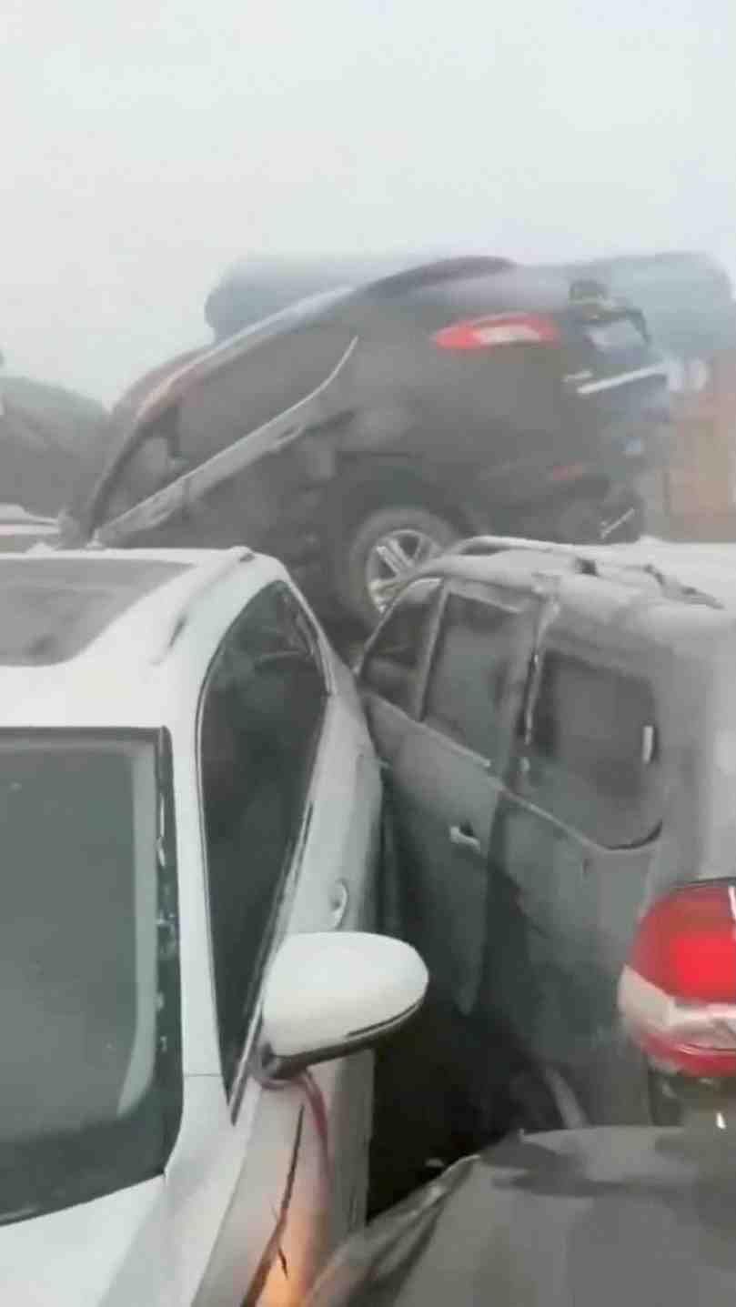 Des voitures s'ecrasent dans un carambolage sur un pont a zhengzhou
