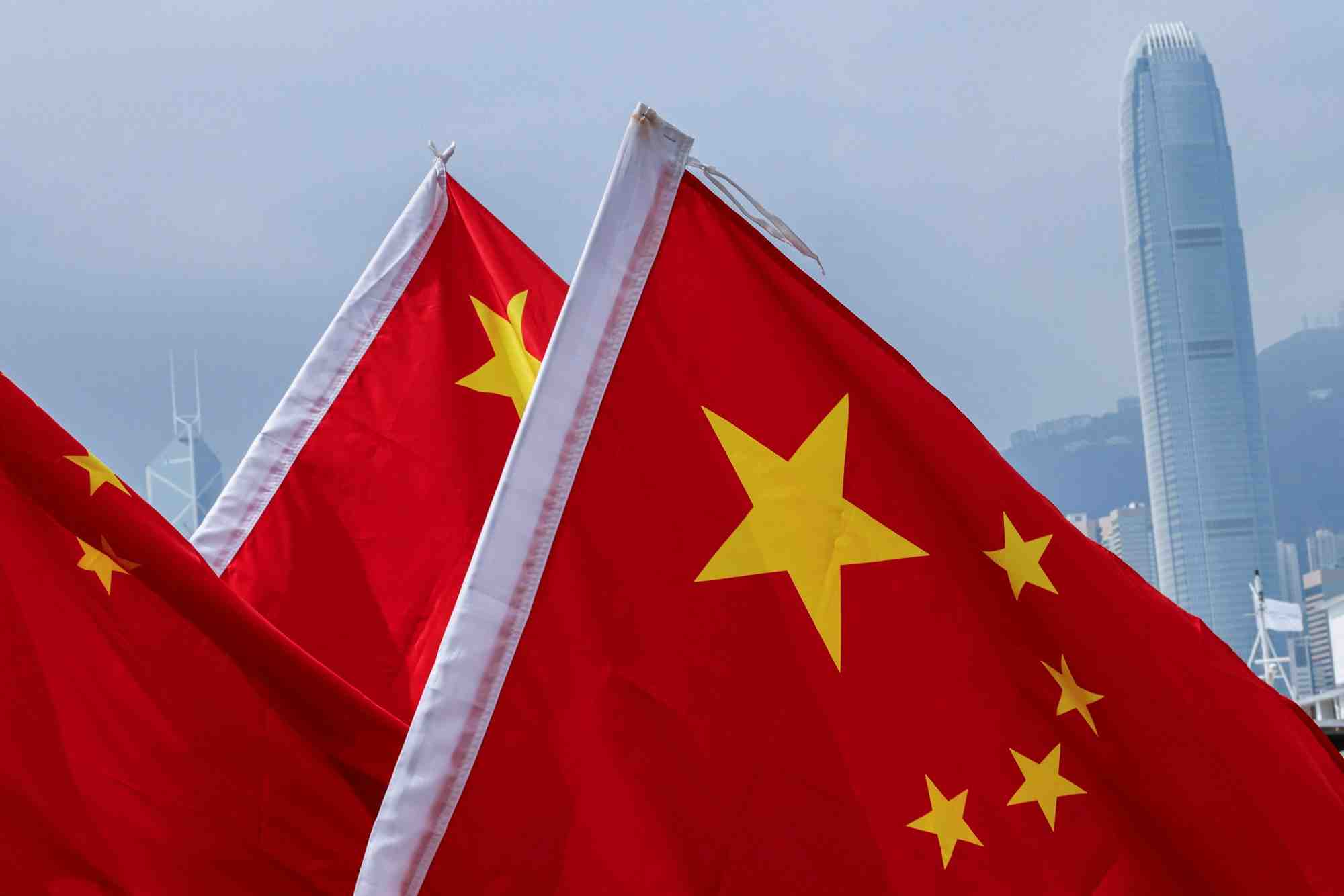 Des drapeaux nationaux chinois devant le quartier financier central, a hong kong