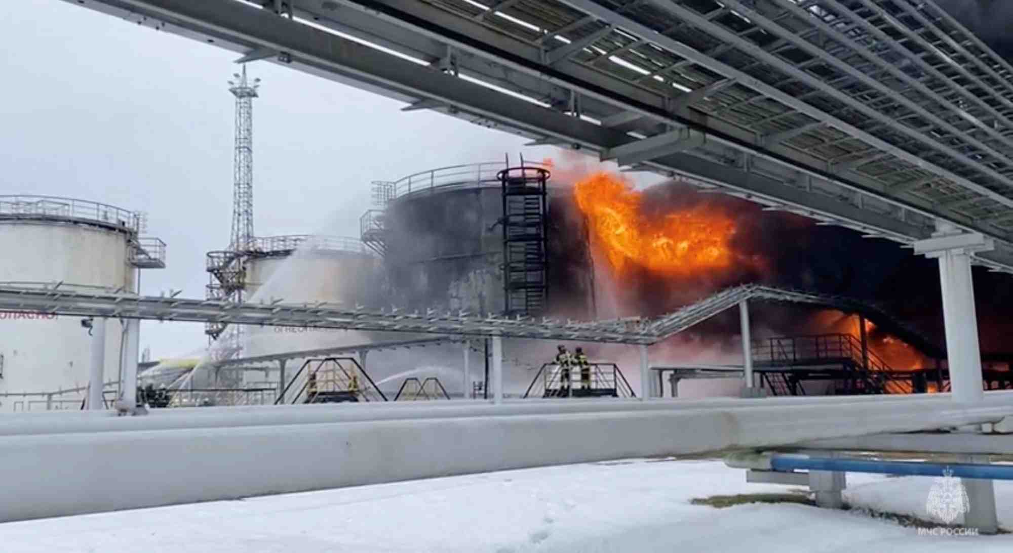 Des reservoirs de petrole enflammes en russie apres que l'armee a abattu un drone ukrainien