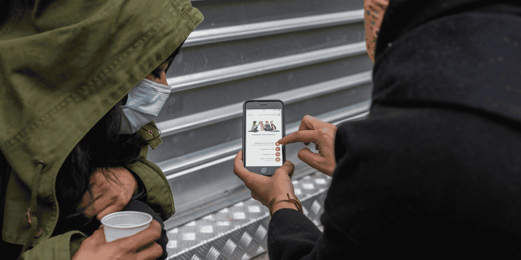 Entourage permet de lutter contre l'isolement des personnes sans abris ou sans domicile fixe.