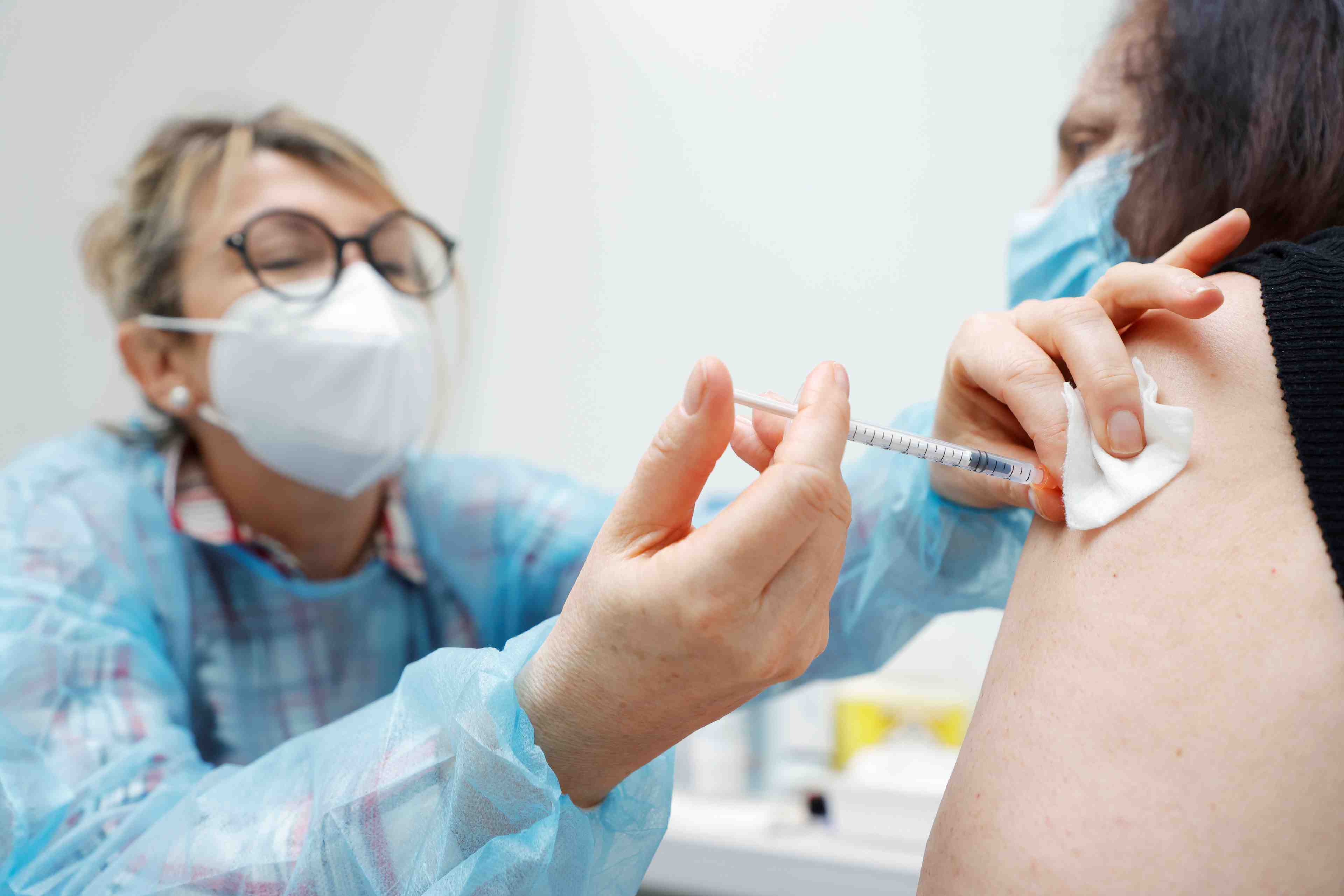 Coronavirus: pres de 3,67 millions de doses de vaccins administrees en france
