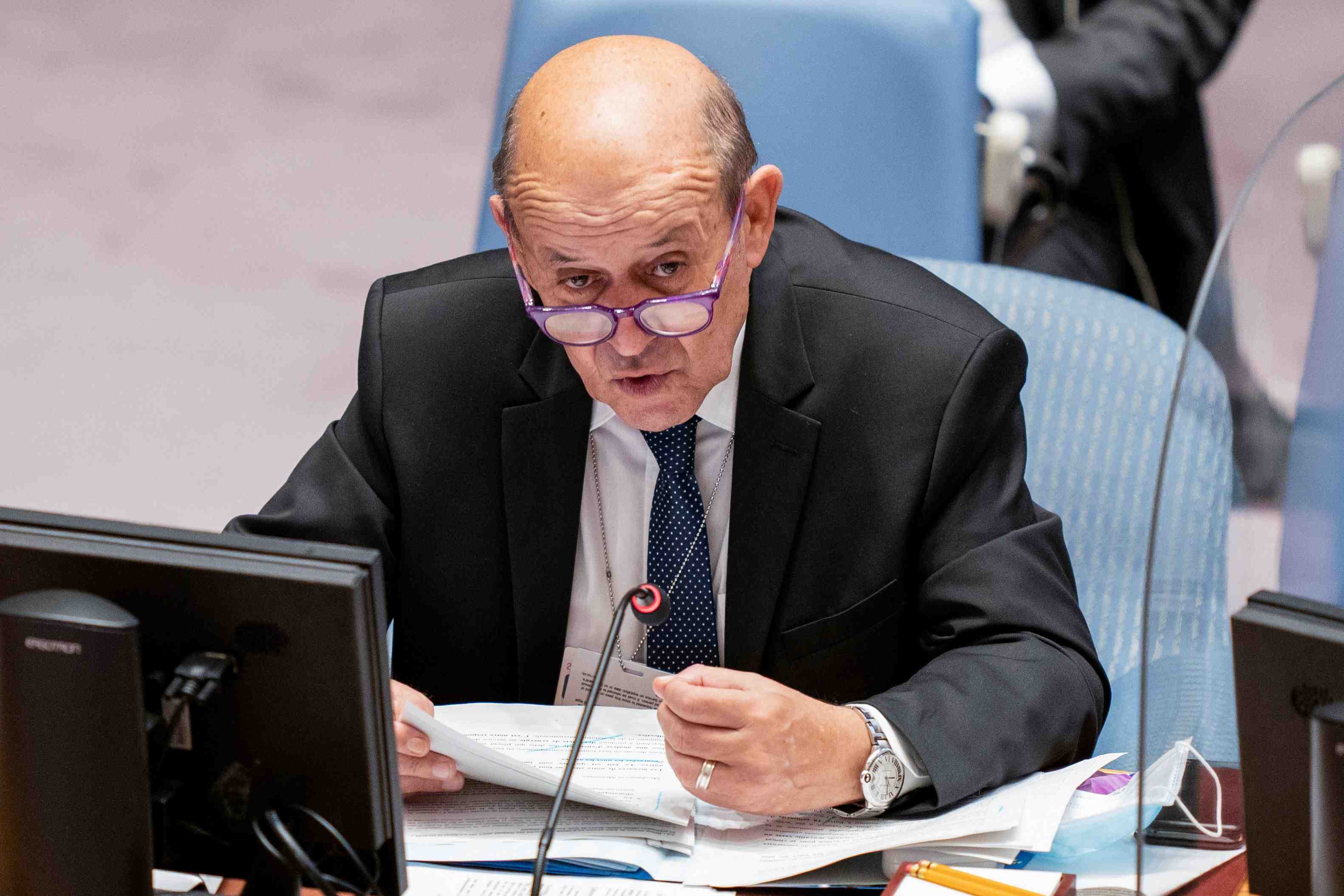 La sortie de crise entre france et etats-unis "prendra du temps", selon le drian