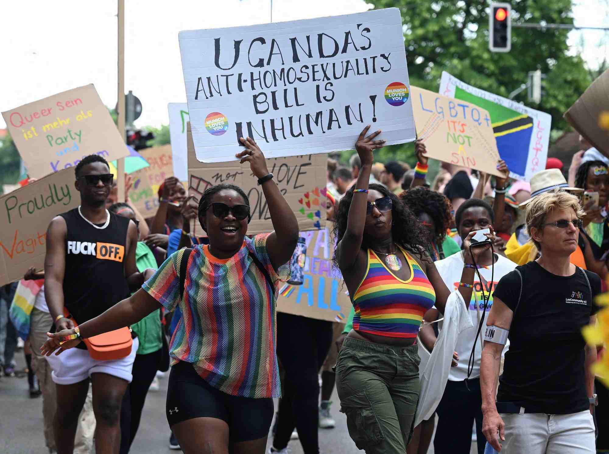 Des personnes brandissent des signes contre la loi anti-homosexualite en ouganda lors de la pride a munich