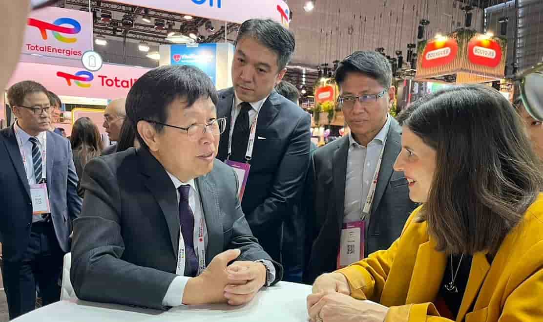 Le président de Foxconn, Liu Yangwei, et la ministre Clara Chappaz, à Paris lors de VivaTech, en juin.