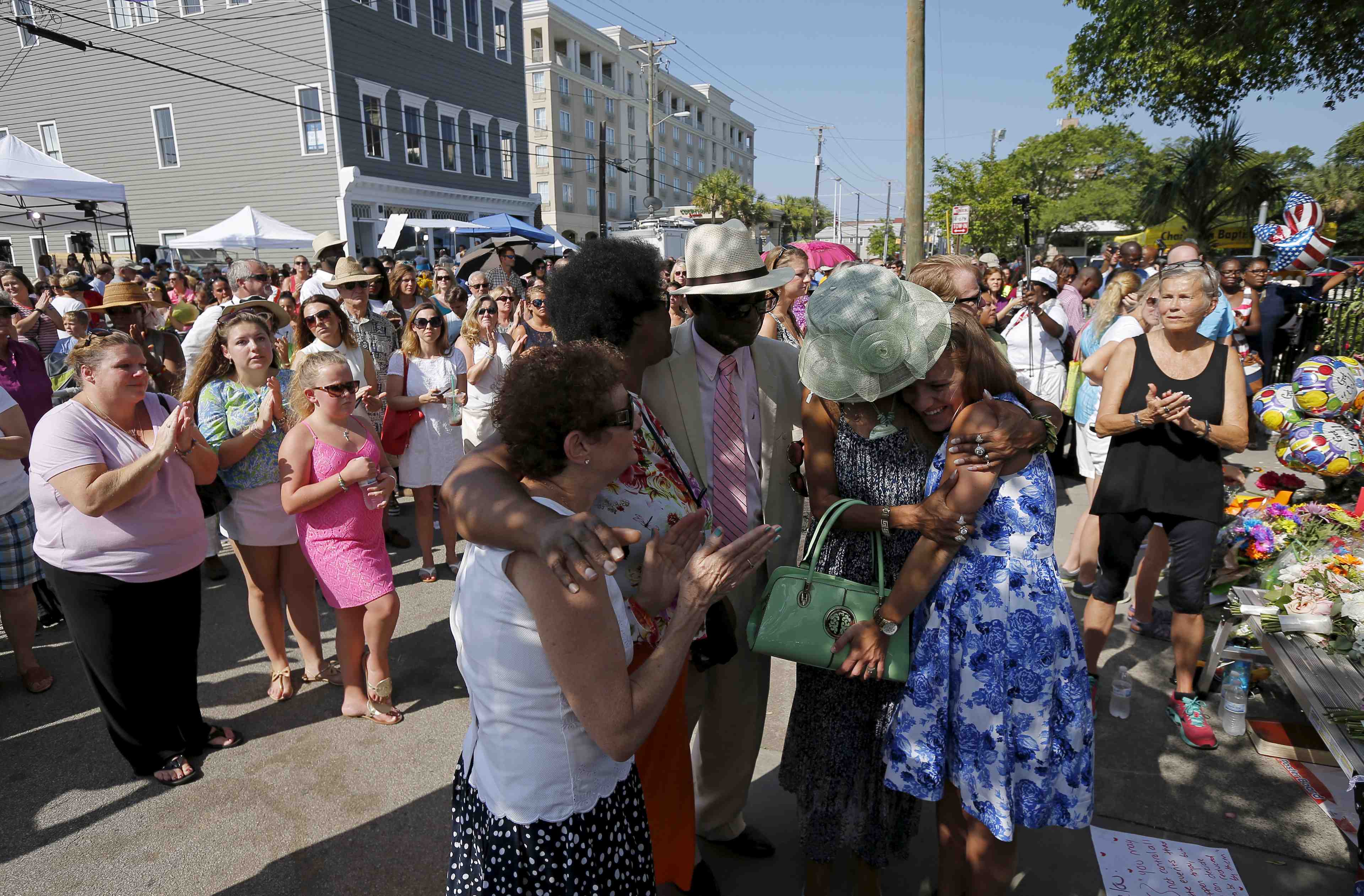 La foule se presse a l'eglise methodiste de charleston