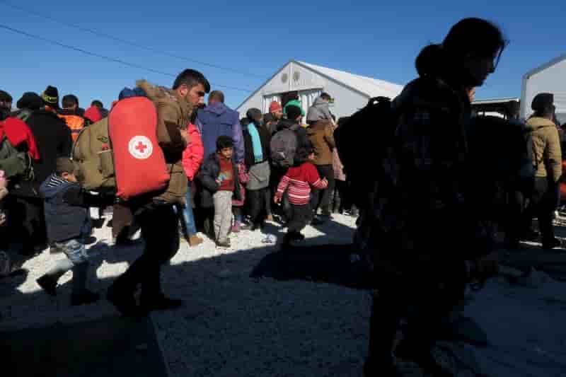 Des centaines de migrants bloques a la frontiere entre la grece et la macedoine