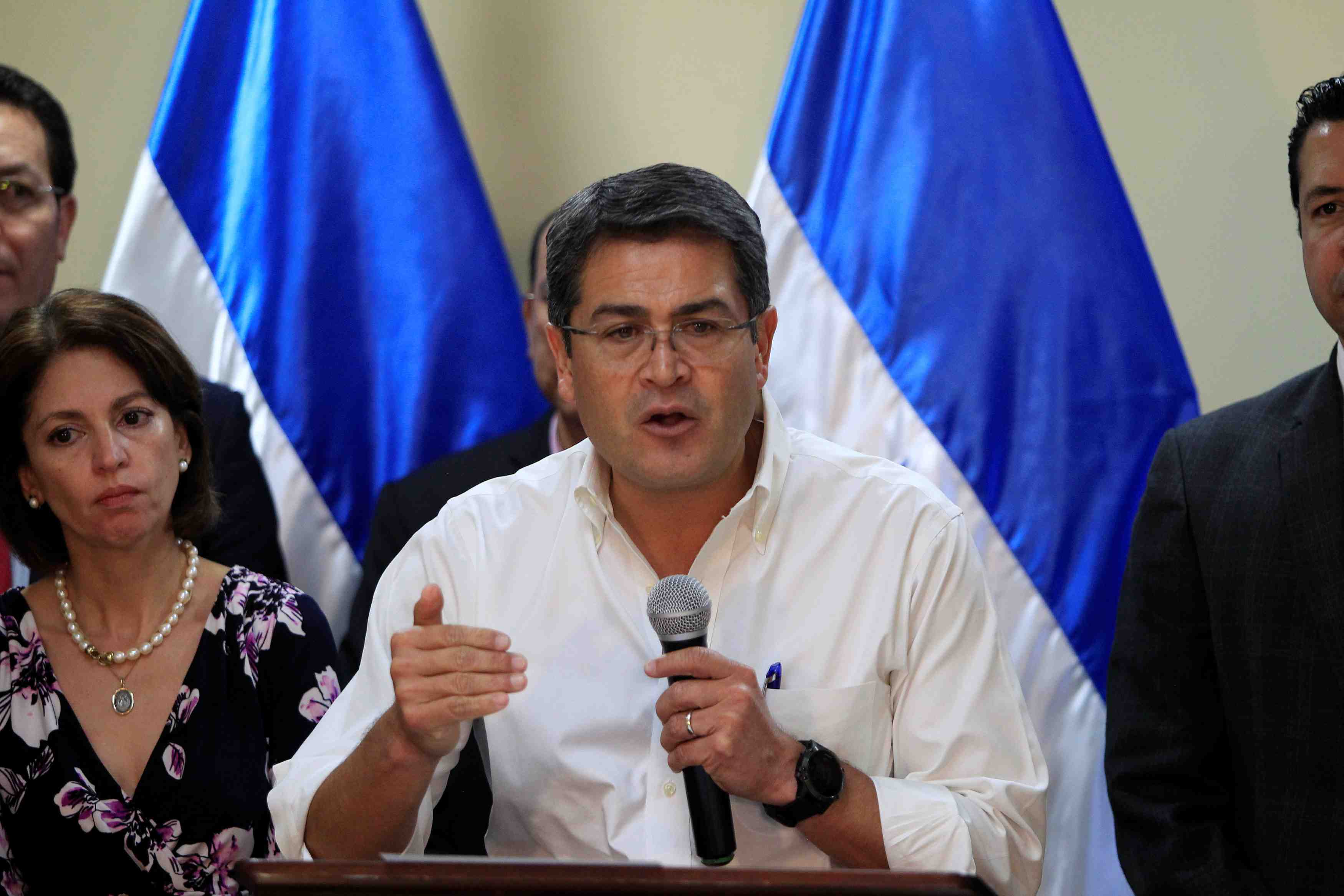 Au honduras, le president sortant toujours considere gagnant