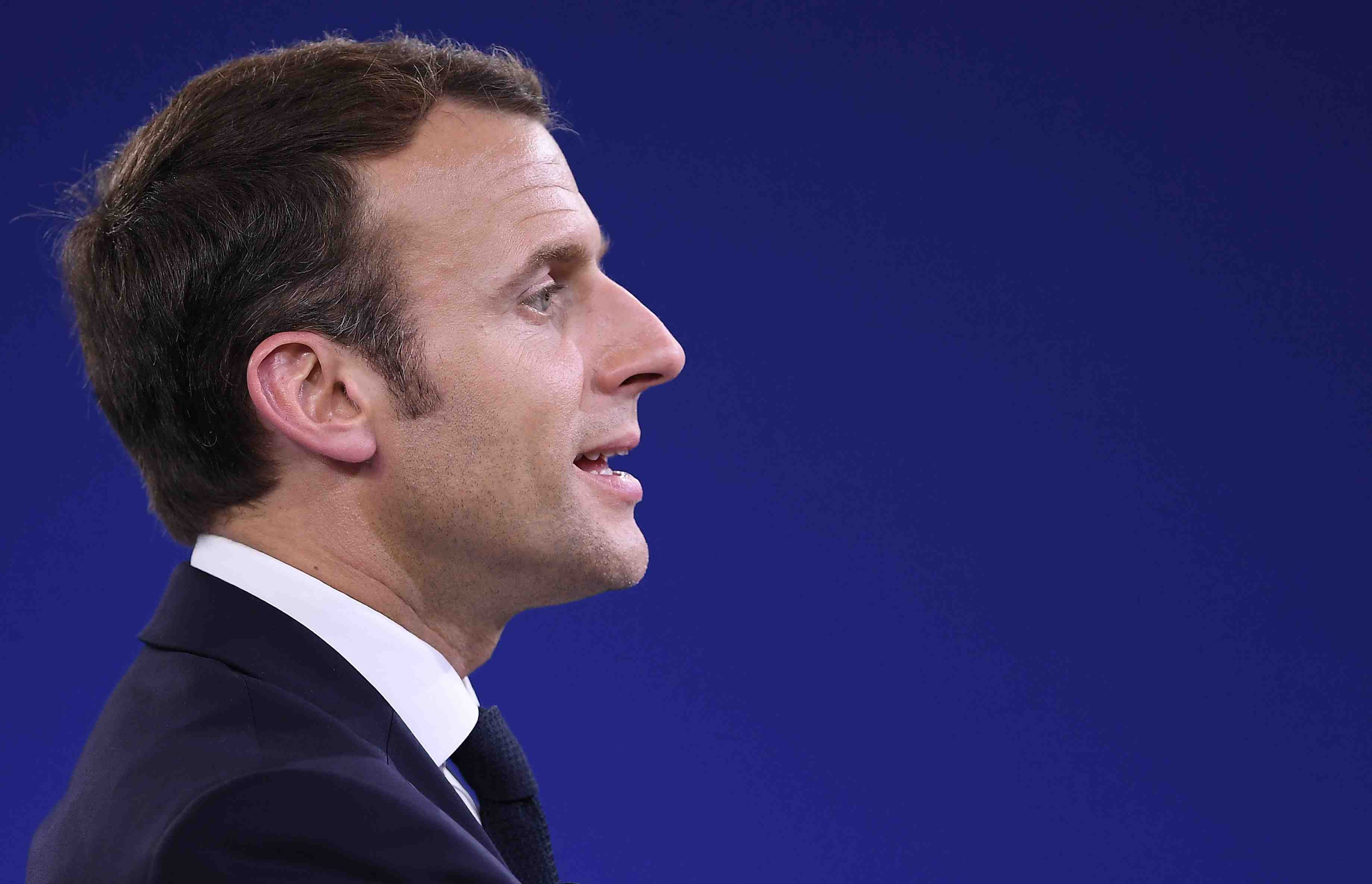Macron va au contact - parfois rugueux - des francais