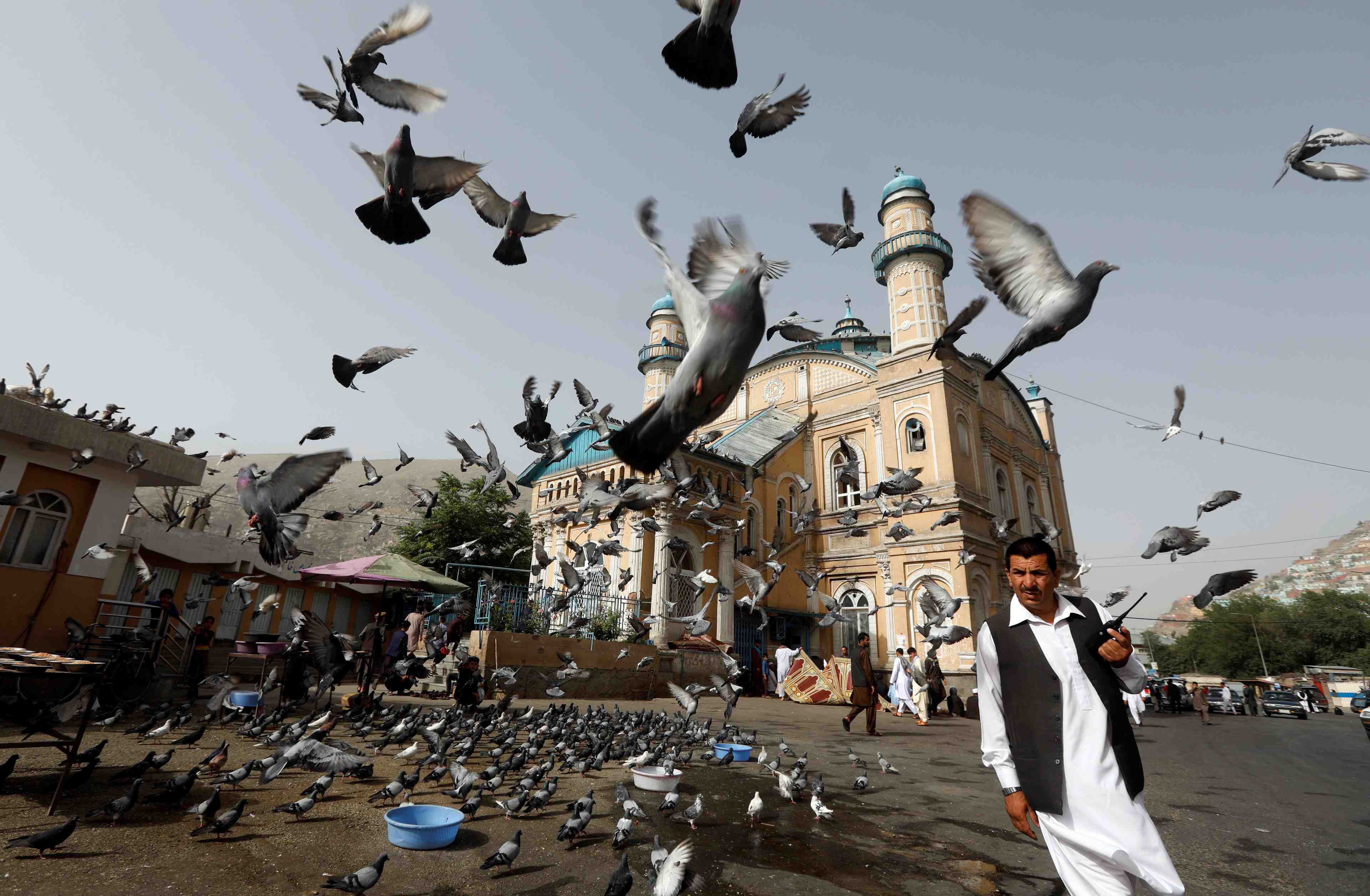 Treve et fraternisation inedites entre taliban et soldats afghans