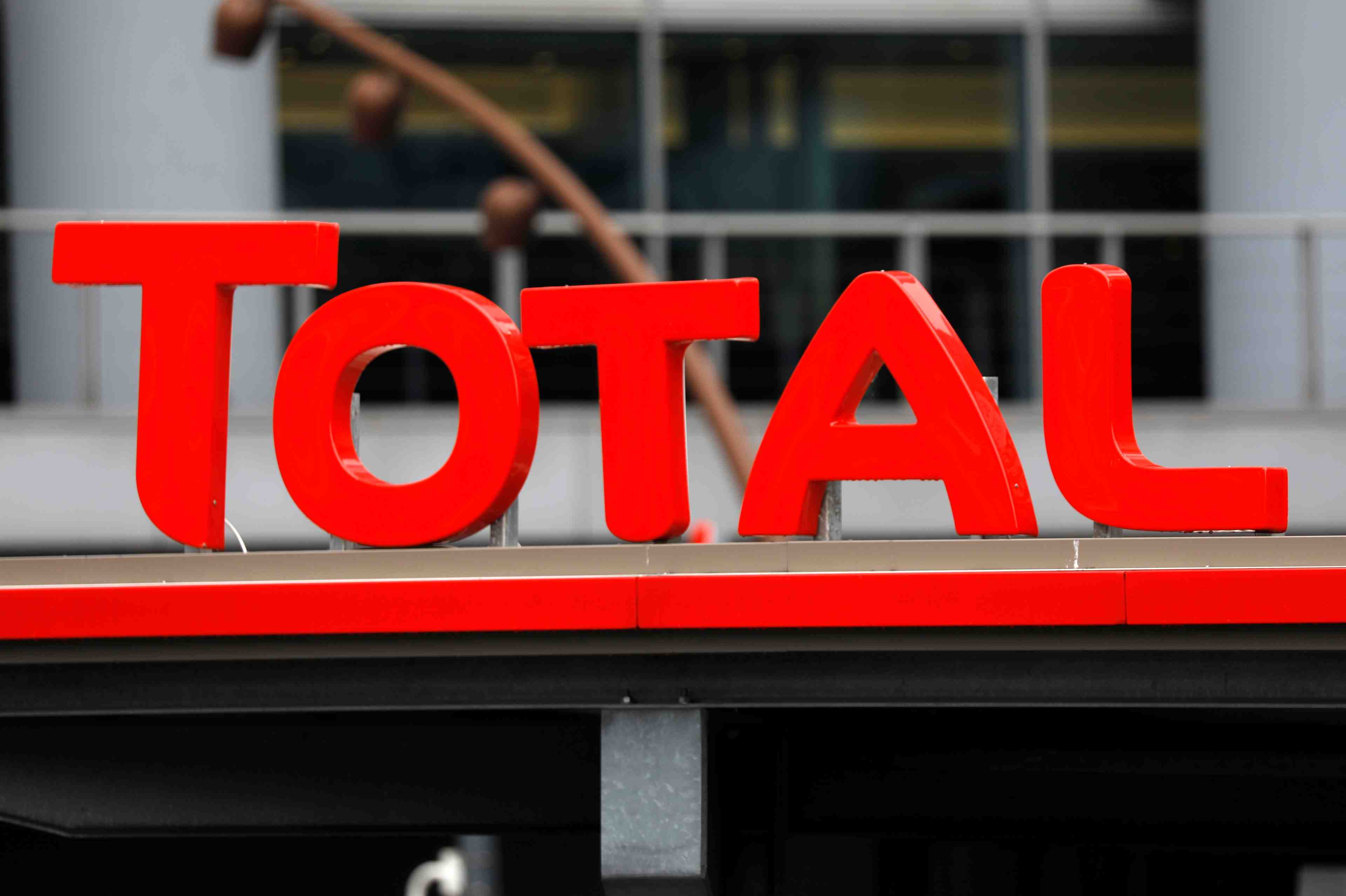 Total: hausse des salaires de 3,1%, prime de 1.500 euros