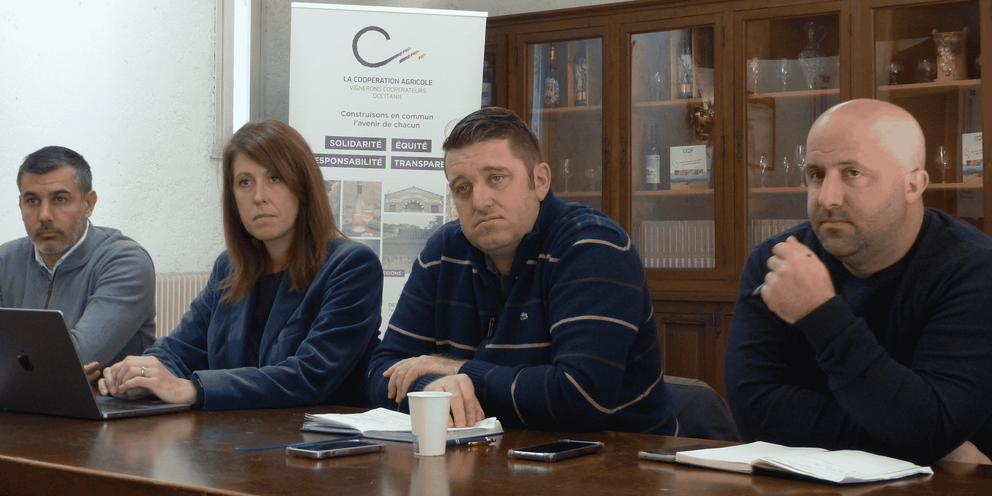 L’équipe des Vignerons Coopérateurs d’Occitanie lors de Conférence de presse le 23 novembre près de Montpellier (de gauche à droite) : Fabien Castelbou (Hérault) Valérie Bastoul (directrice), Ludovic Roux (région), Guillaume Ribes (Pyrénées Orientales).