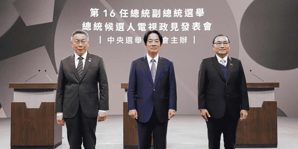 Les trois candidats en lice pour l'élection présidentielle lors d'un débat télévisé le 20 décembre 2023. De gauche à droite, Ko Wen-je du Parti du Peuple de Taïwan, William Laï Ching Te, l'actuel vice-président, du Parti démocratique du Peuple (PDP), et Hou You Yi, maire du grand Taïpei, du Kuo Min Tang (KMT), le parti traditionnel et nationaliste créé par Chiang Kaï chek.