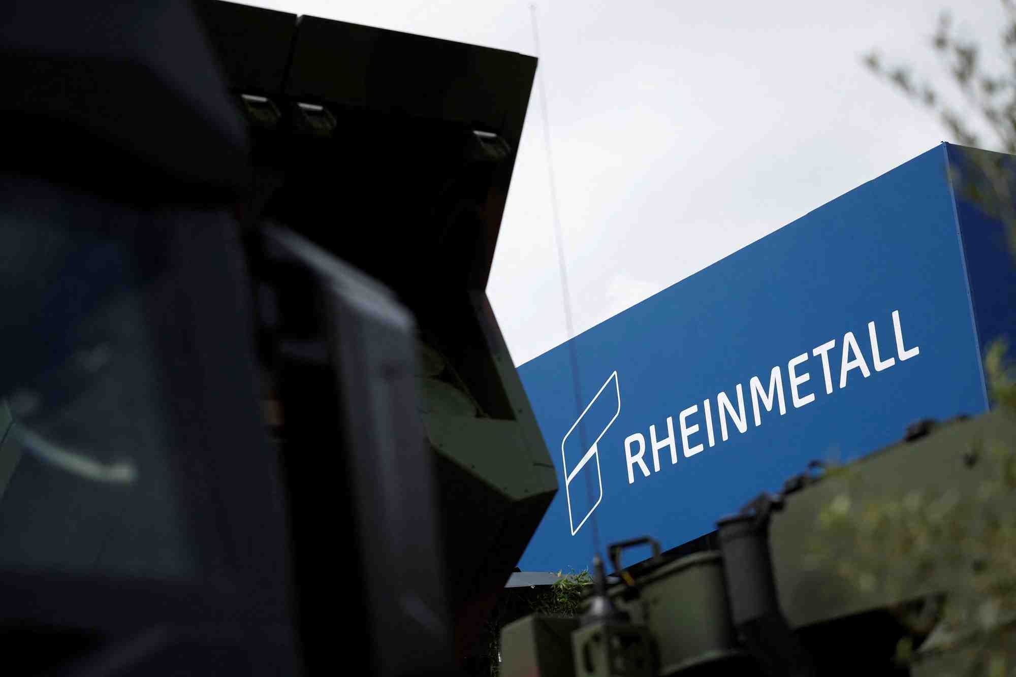 Le logo de rheinmetall est affiche a la foire internationale de defense et de securite terrestre et aerienne eurosatory a villepinte