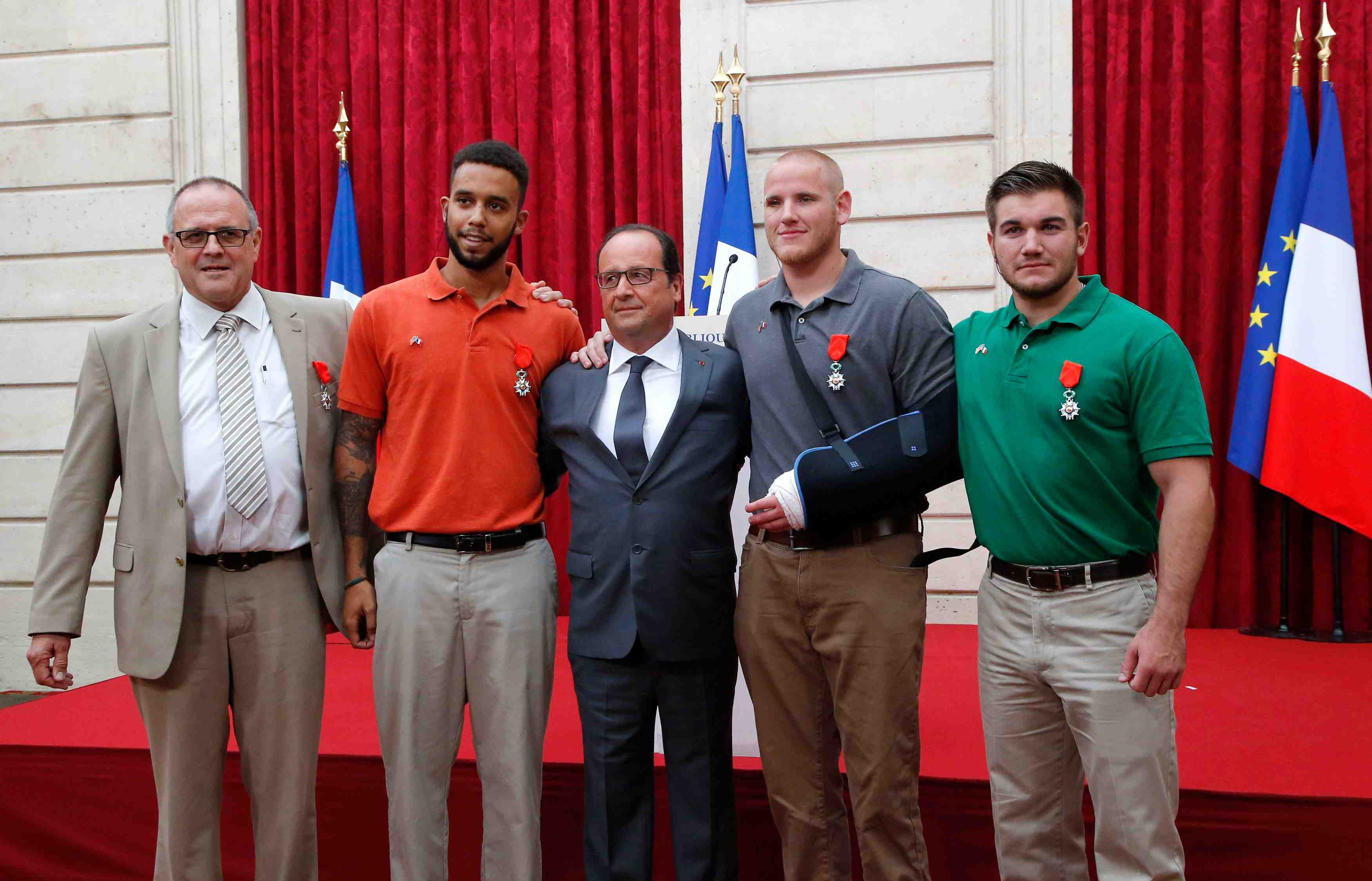 Francois hollande remet la legion d'honneur aux "heros" du thalys