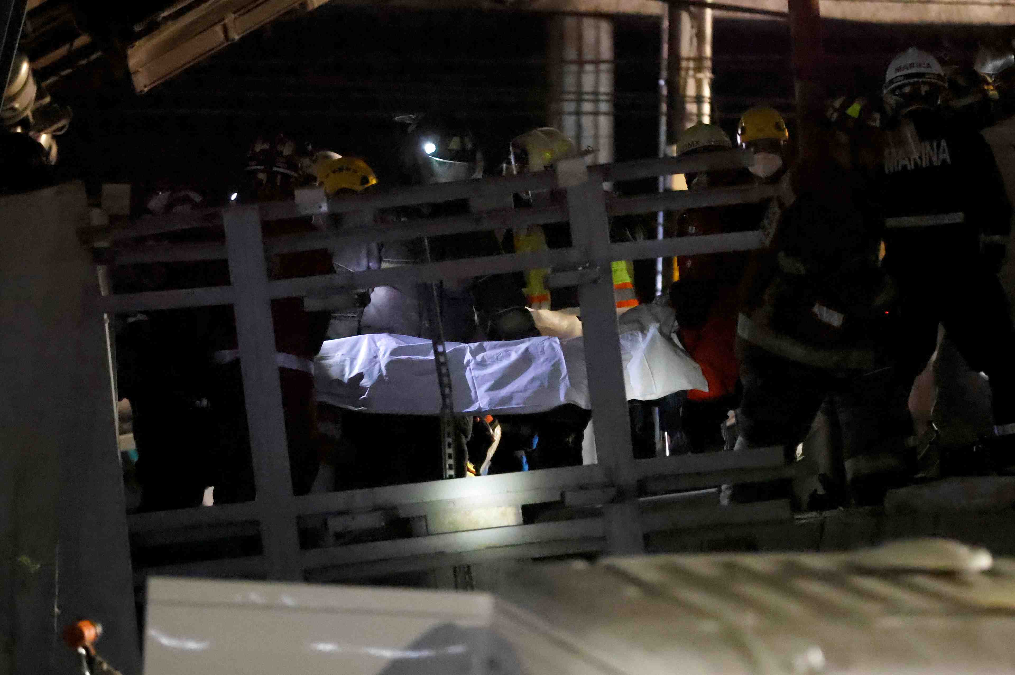 Mexique: l'effondrement d'un pont aerien de metro fait 20 morts