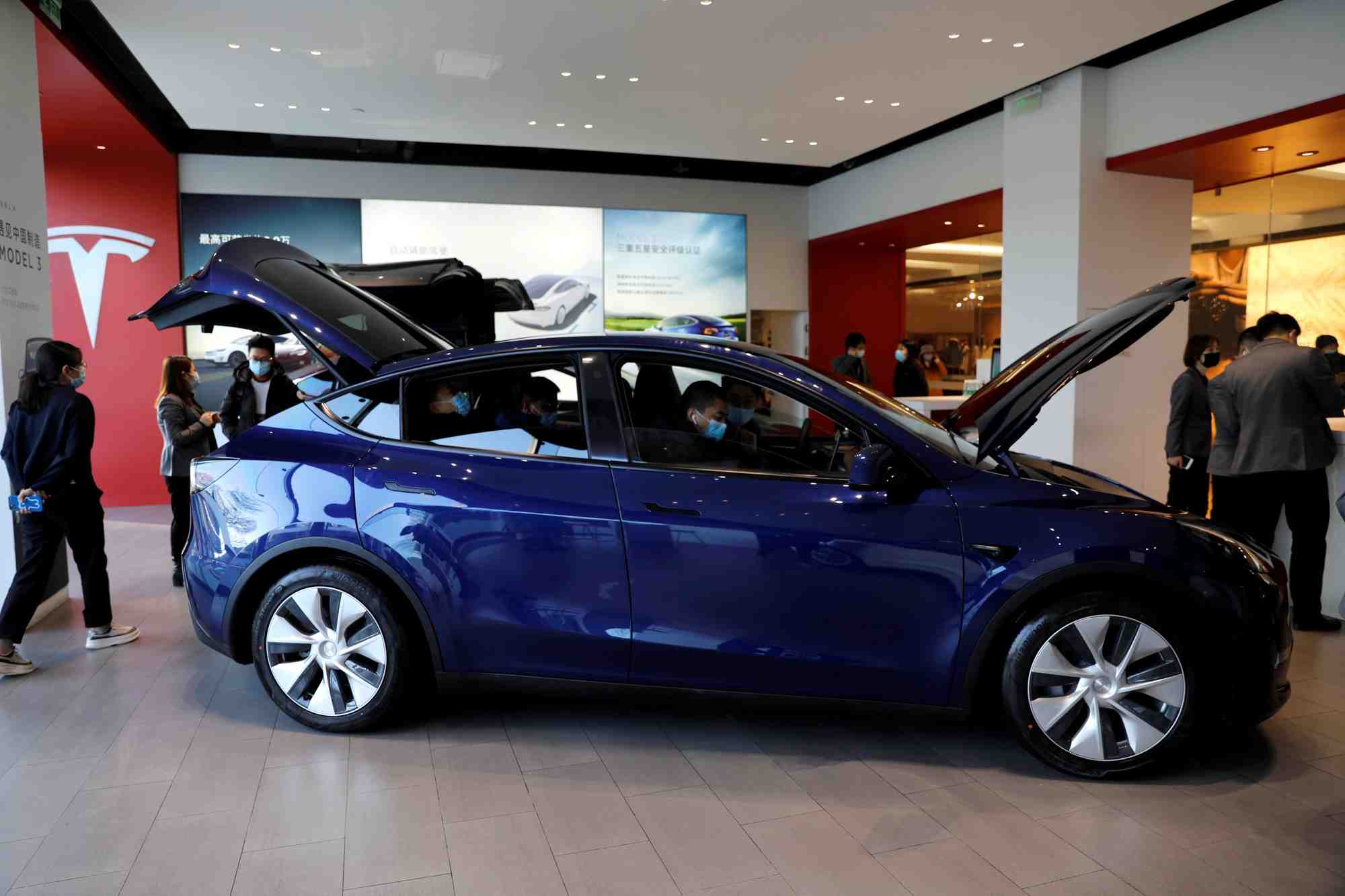 Photo d'archives de visiteurs examinant un vehicule tesla model y fabrique en chine