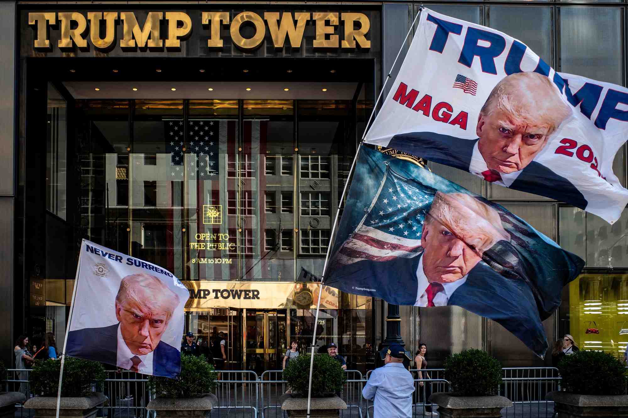 Des drapeaux a l'effigie de l'ancien president americain donald trump en place devant la trump tower, a new york