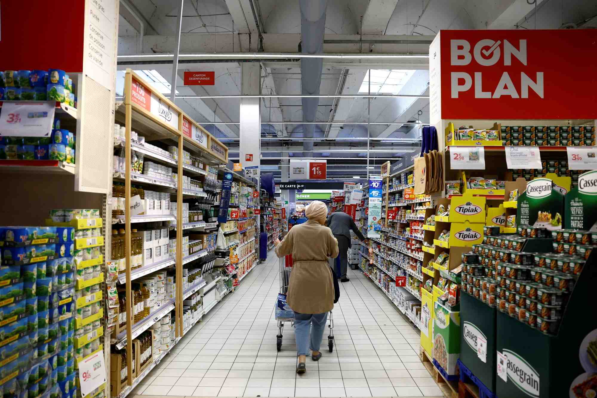Clients faisant leurs courses dans un supermarche carrefour a montesson