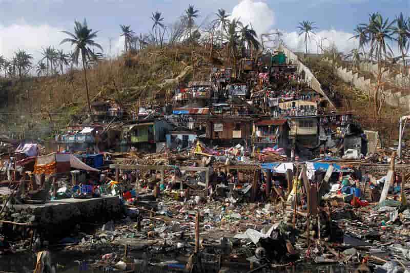 Opérations de secours difficiles aux Philippines