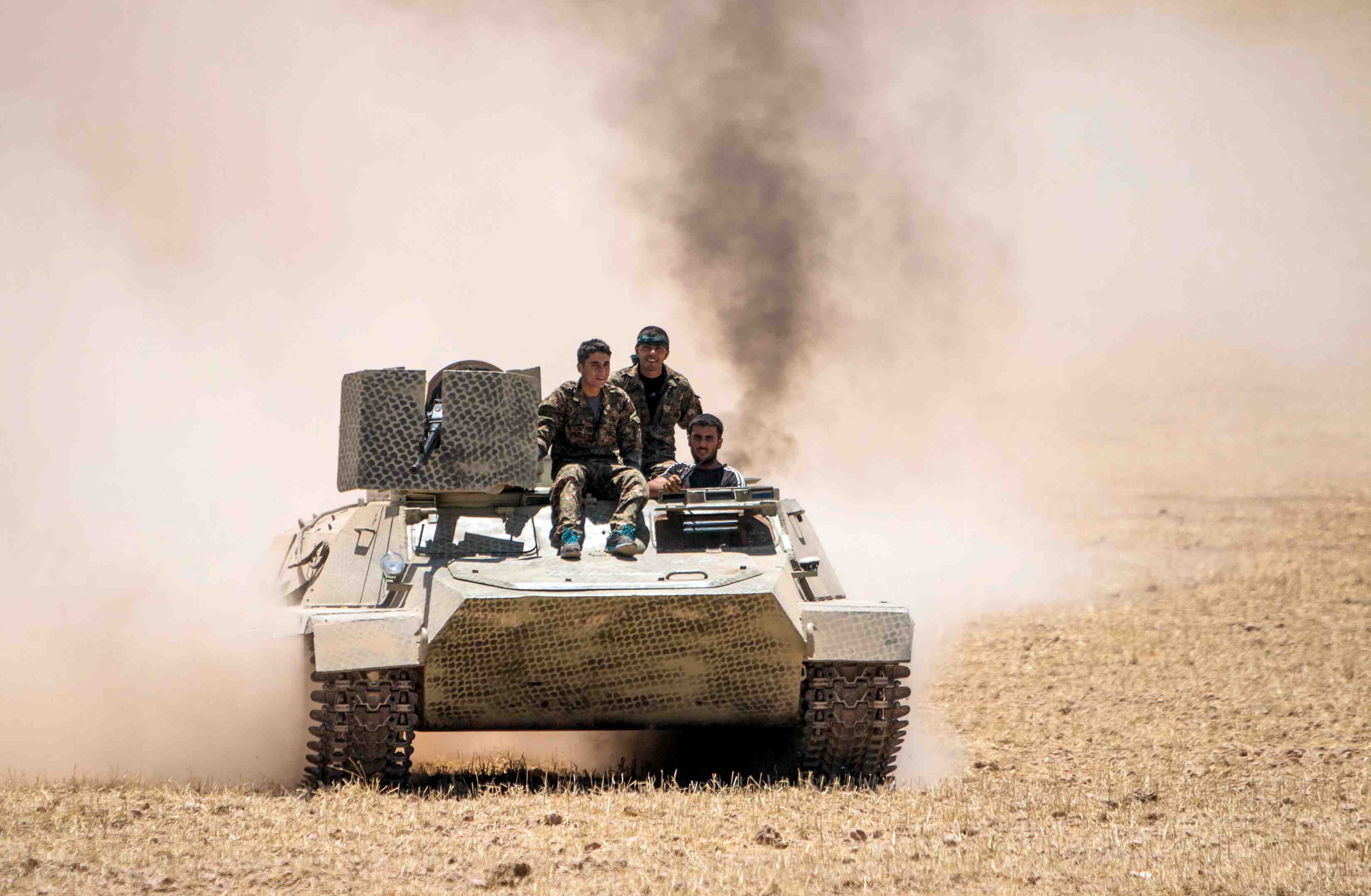 Kurdes et djihadistes s’affrontent a la frontiere turque avec la syrie