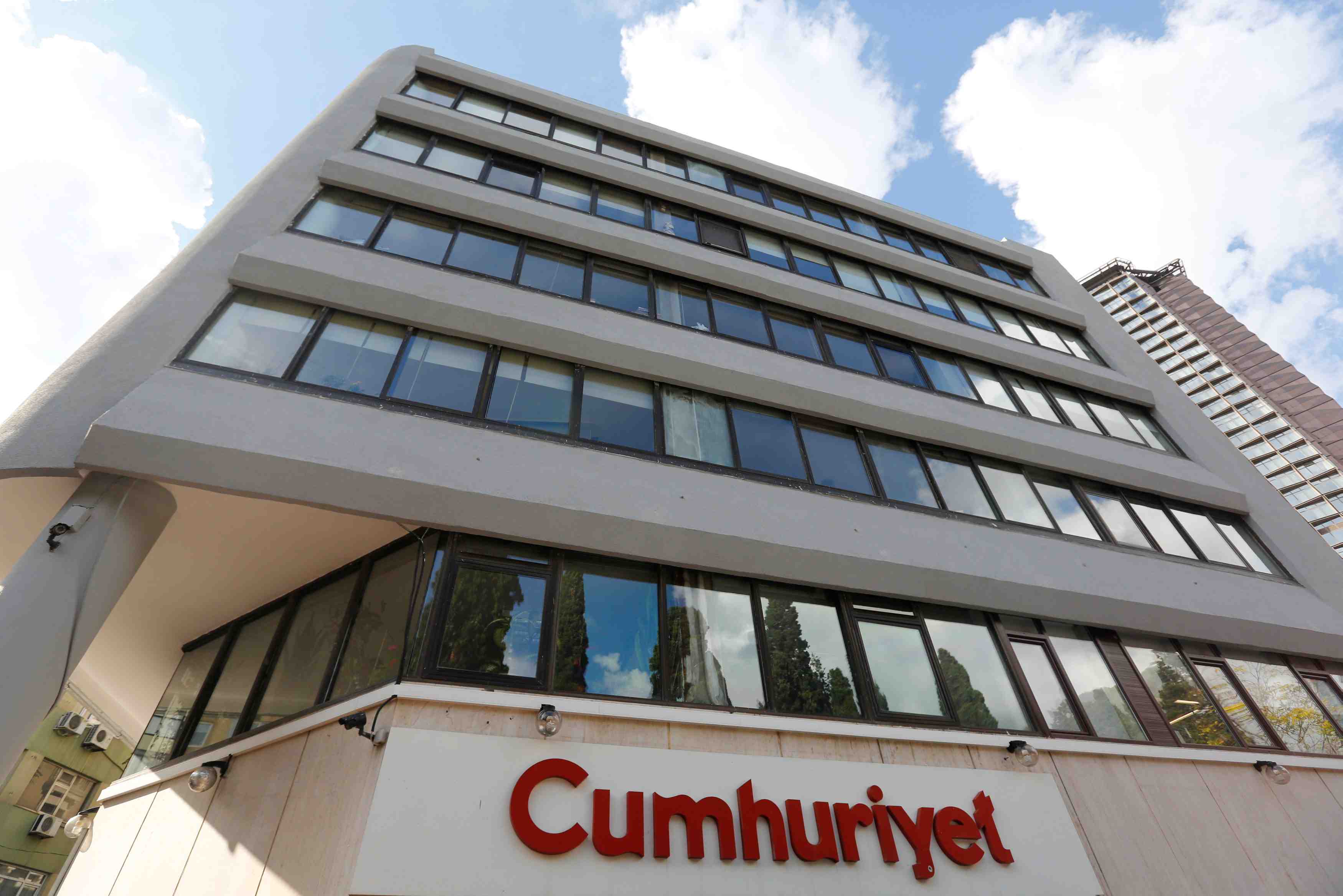 Neuf journalistes de cumhuriyet en detention preventive