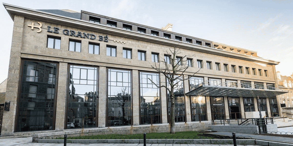 Le groupe Bardon, dont le siège sociale est à Rennes, a notamment réalisé la transformation de l'ancien bâtiment du Trésor public à Saint-Malo en hôtel de luxe.