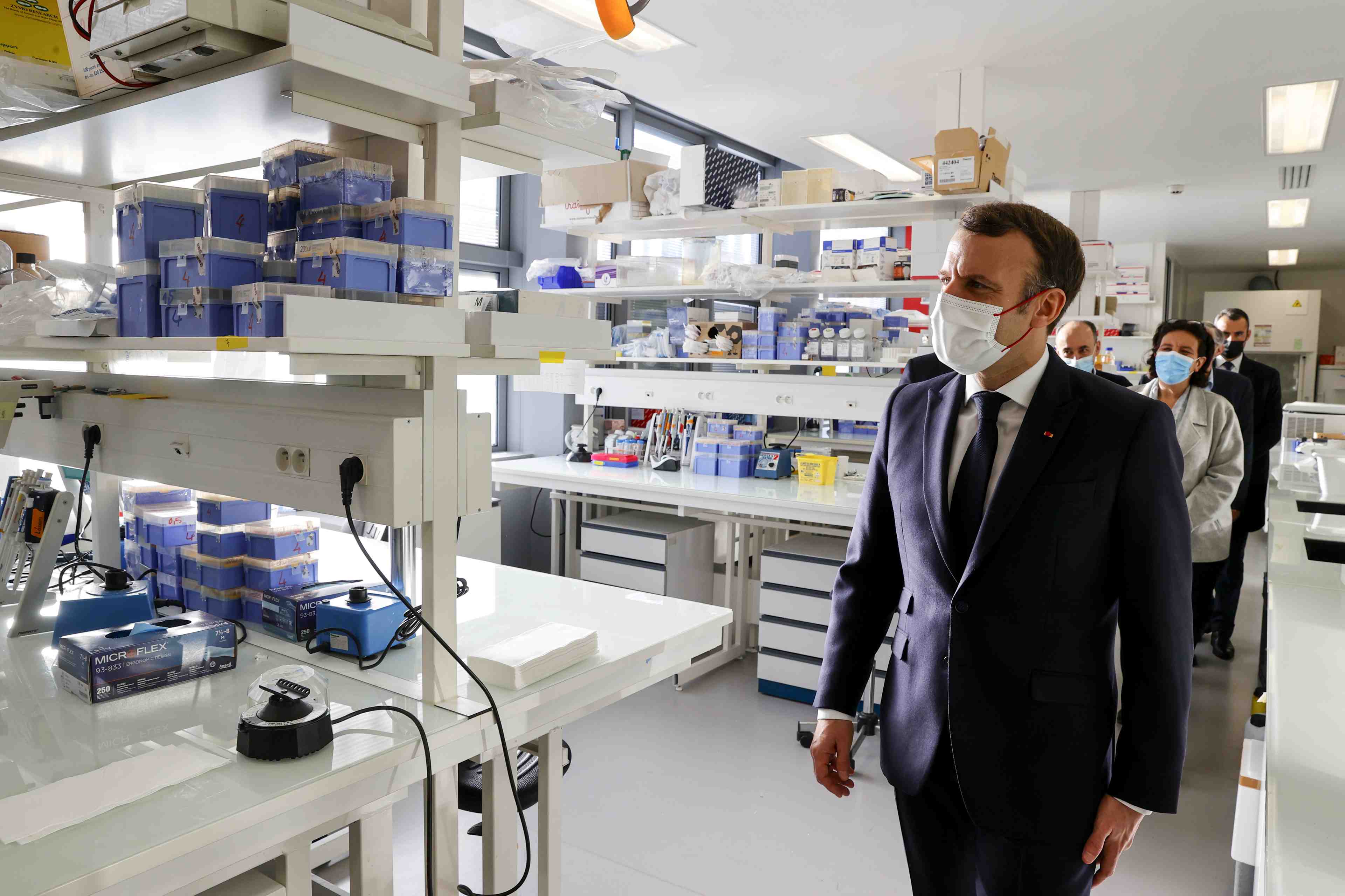 Coronavirus: macron "tres prudent" sur le vaccin pfizer-biontech