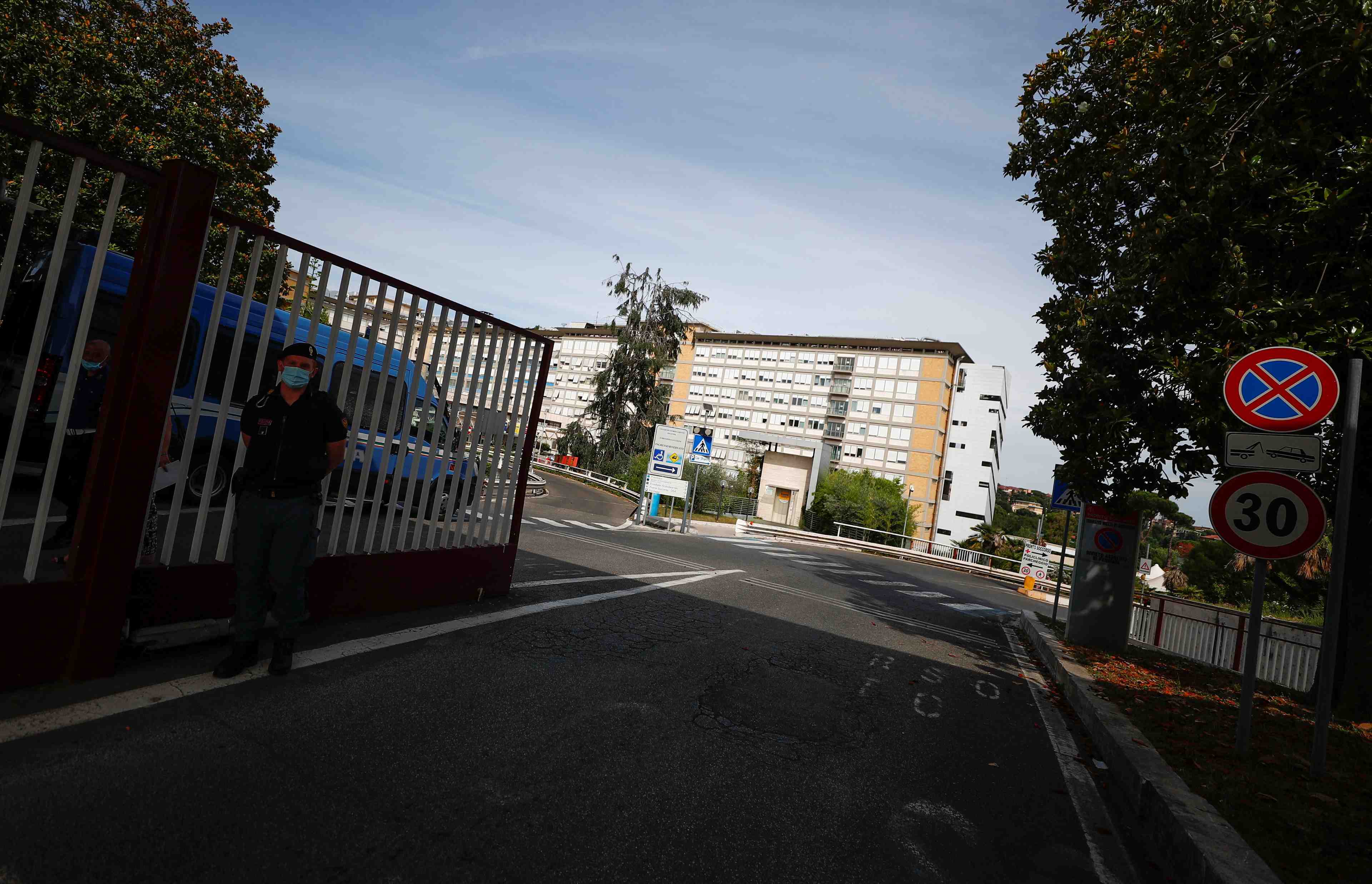 Le pape francois a l'hopital pour une operation chirurgicale programmee