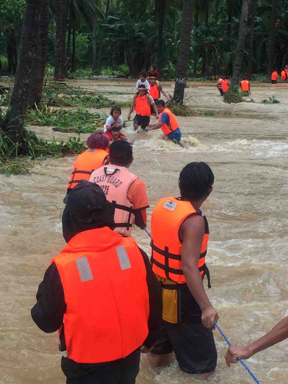 Le cyclone kompasu frappe les philippines, fait neuf morts