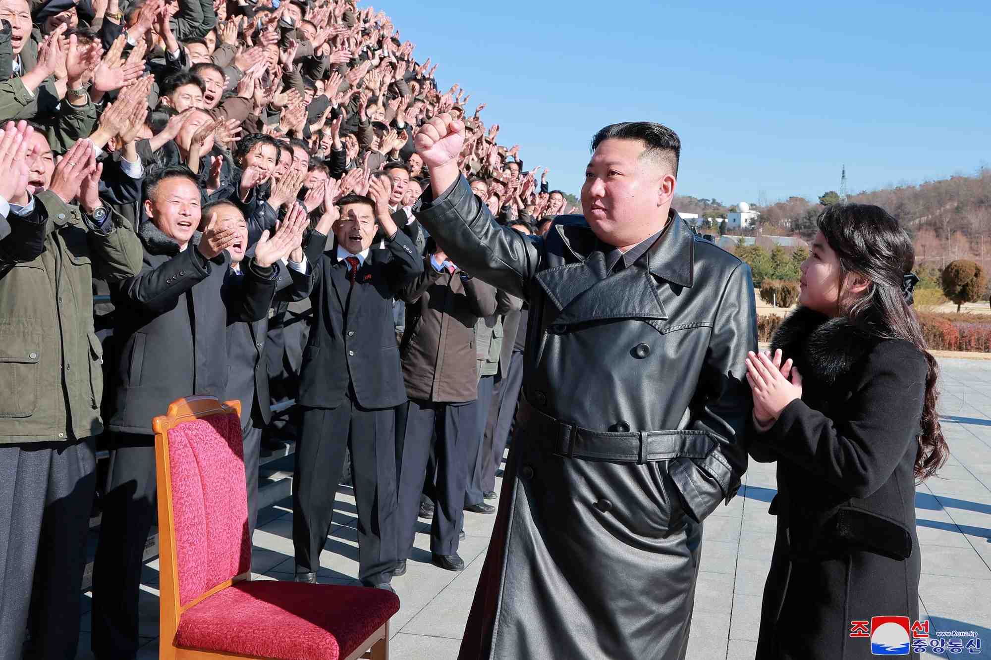 Kim jong un et sa fille lors d'une seance de photos avec personnes ayant participe au tir d'essai du nouveau missile balistique intercontinental