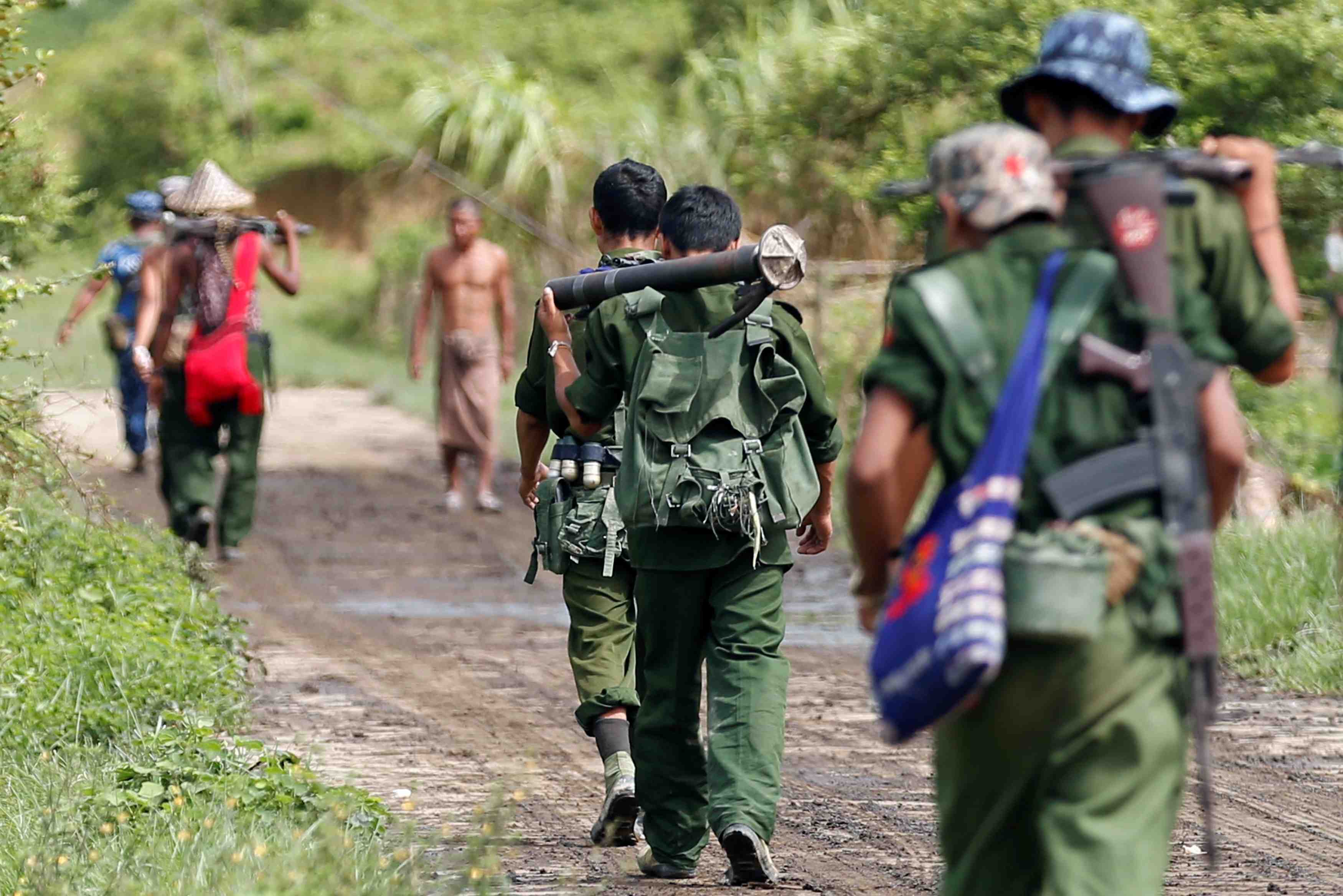 Les combats dans l'ouest de la birmanie ont fait pres de 400 morts