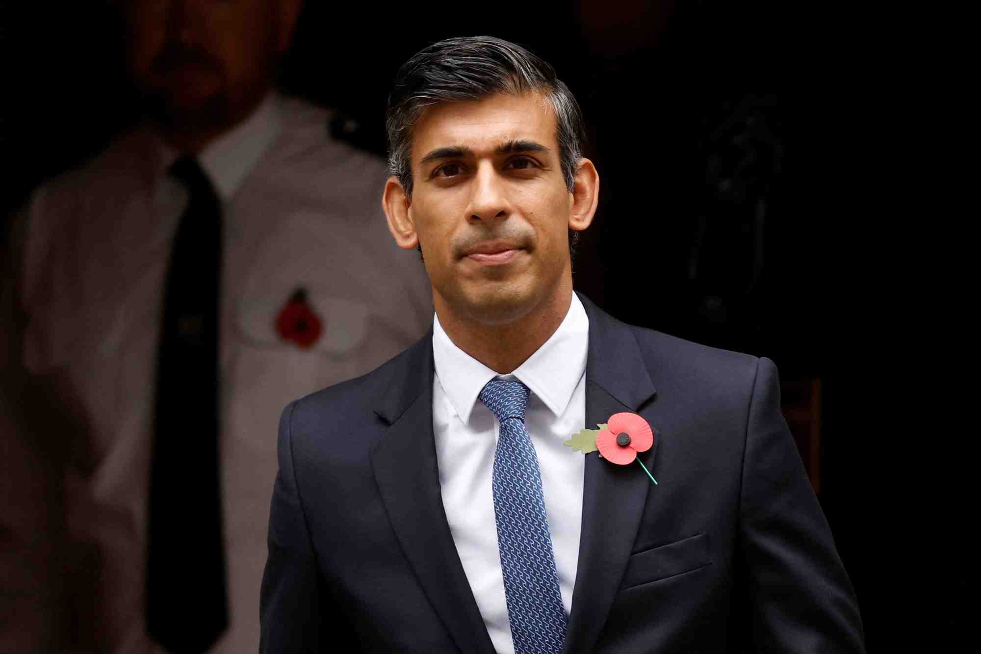 Le premier ministre britannique rishi sunak devant le numero 10 downing street a londres