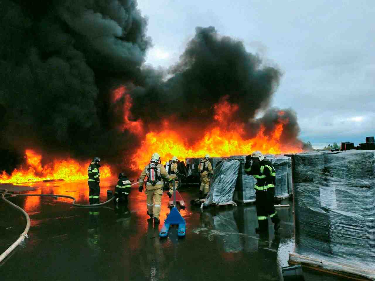 Les pompiers travaillent sur les lieux ou un incendie s'est declare dans un entrepot d'engrais pres de moscou