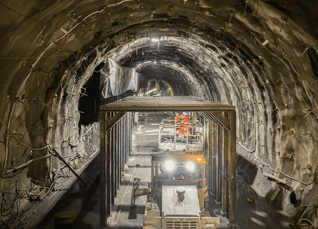 Le creusement du tunnel transfrontalier du Mont-Cenis progresse entre la France et l'Italie : plus de 36 kilomètres de galeries ont déjà été creusés fin mars 2024 sur les quelque 162 kilomètres à réaliser. La livraison du "plus long tunnel ferroviaire au monde" est prévue à l'horizon 2032.