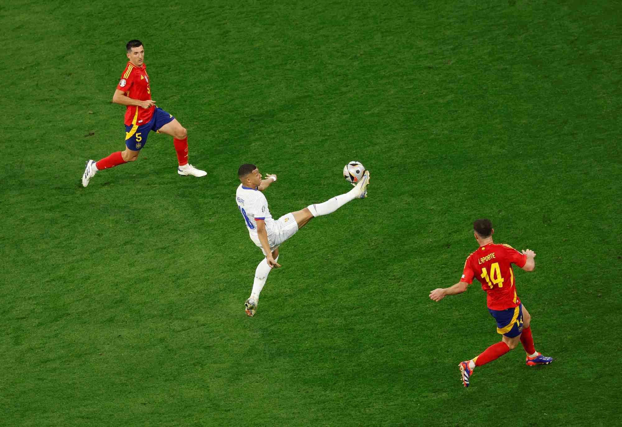 Le francais kylian mbappe controle le ballon lors de la demi-finale de l'euro 2024 contre l'espagne