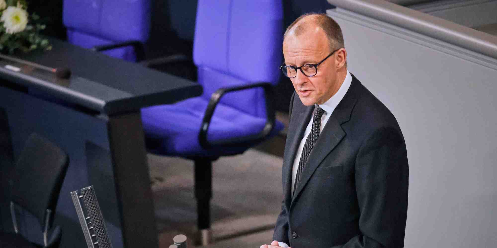 Pour six voix manquantes, le chancelier désigné doit se soumettre à un deuxième tour devant les députés du Bundestag.