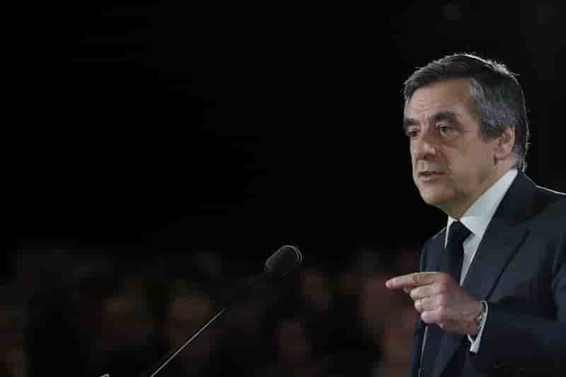 Fragilise par le "penelopegate", fillon denonce une chasse a l'homme