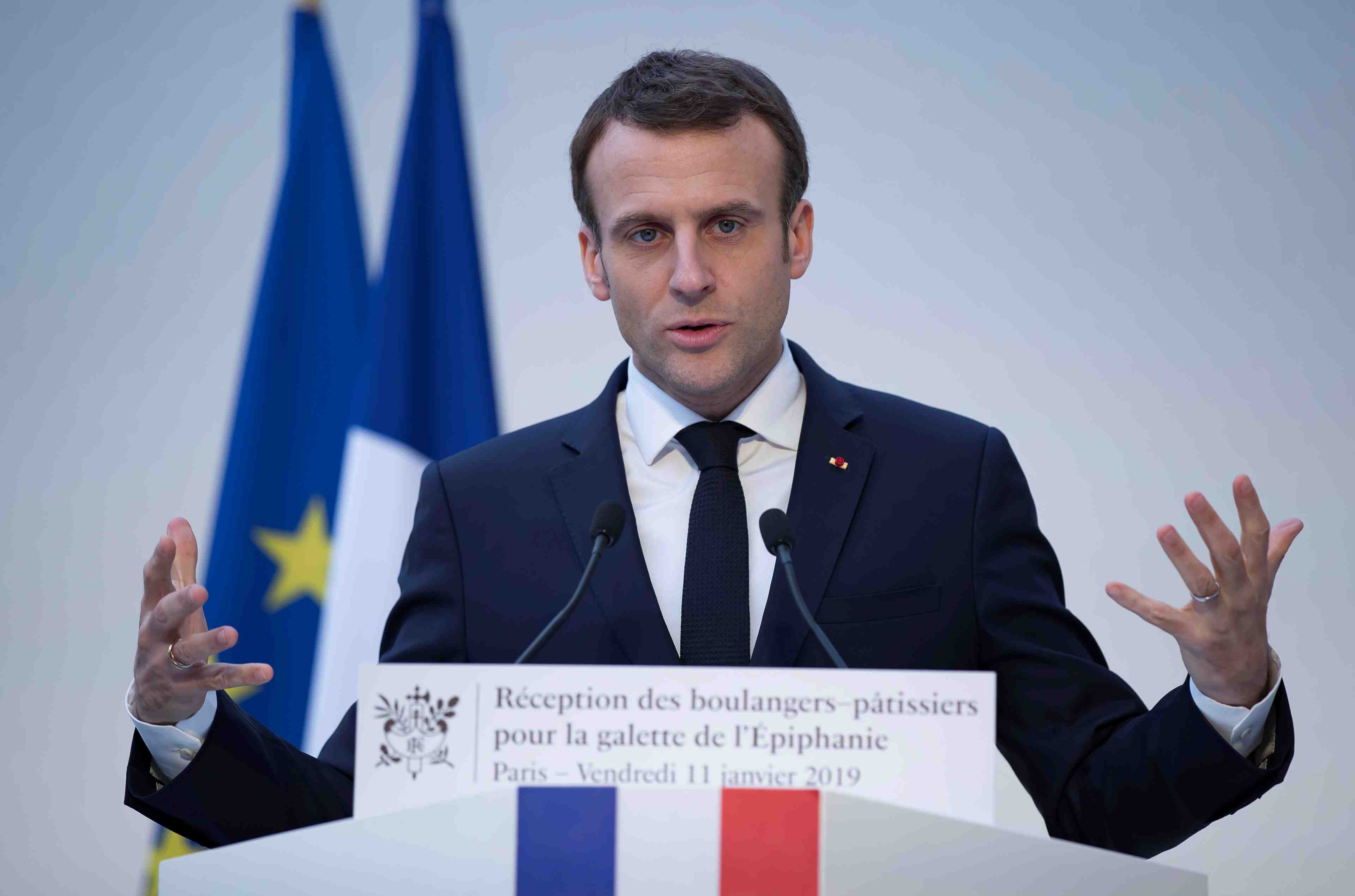 Le debat ne sera ni "une election, ni un referendum", dit macron
