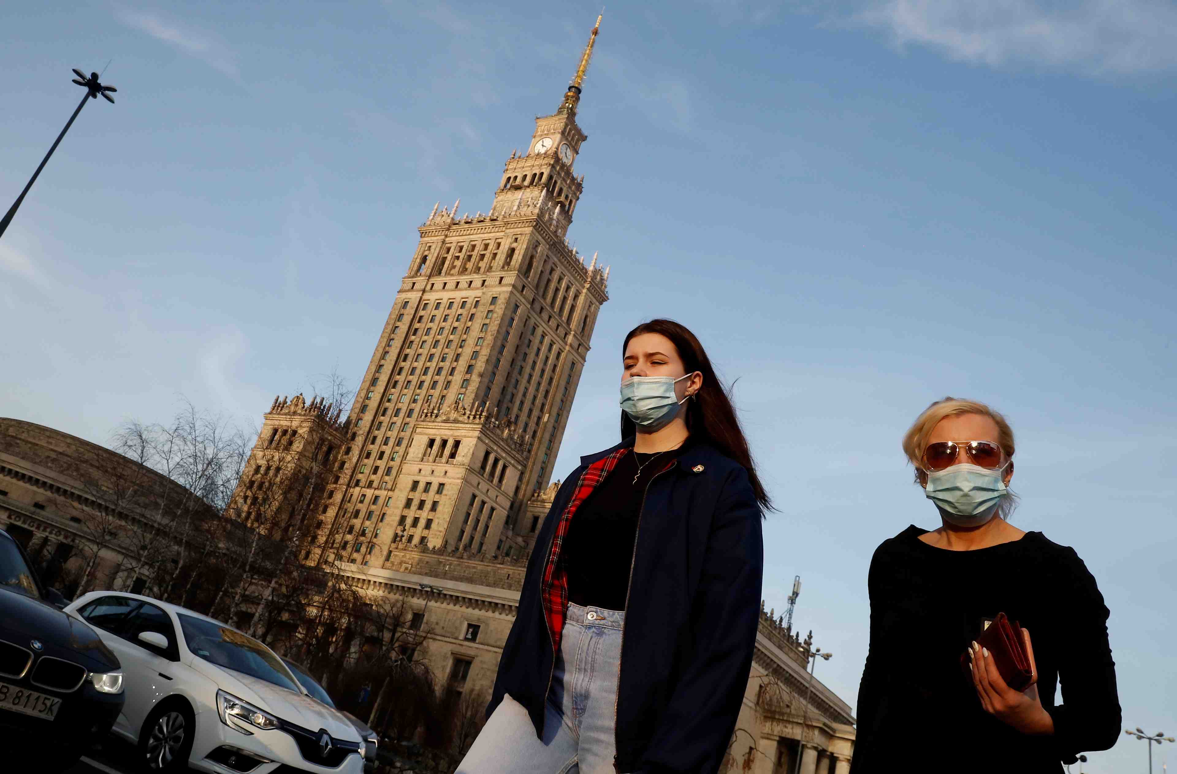 La pologne instaure un confinement national