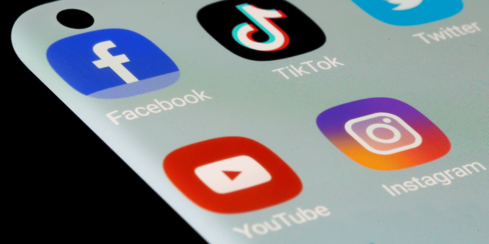 Les applications facebook, tiktok, twitter, youtube et instagram sont vues sur un smartphone