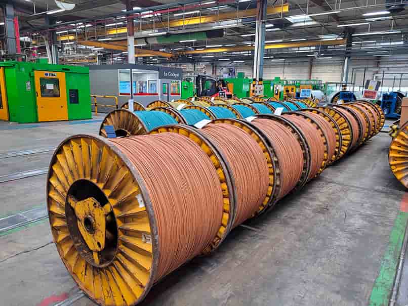 Bobines de fil de cuivre. Les Etats-Unis peuvent potentiellement couvrir leurs besoins pour la transition énergétique d'ici 2035.
