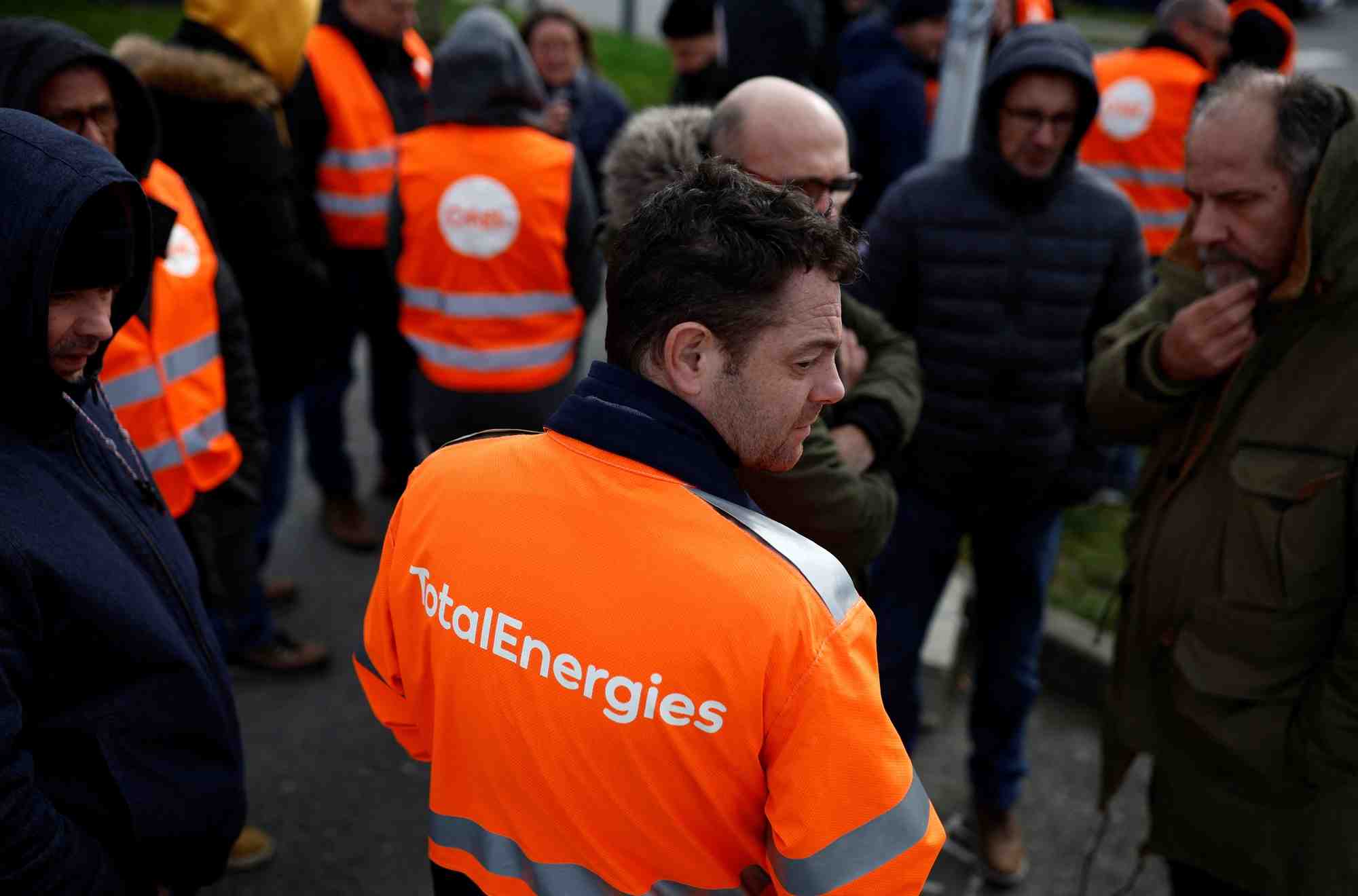 Des travailleurs francais du secteur energetique en greve a donges