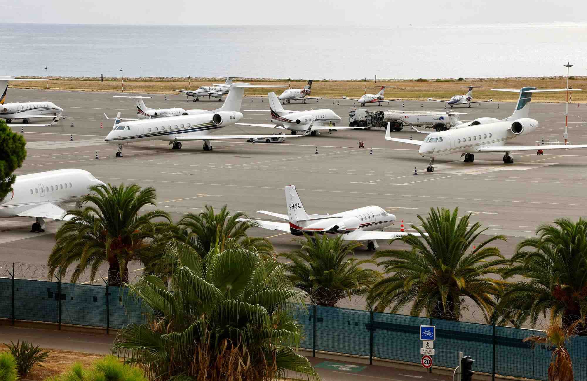 Des jets prives sur le tarmac de l'aeroport de nice