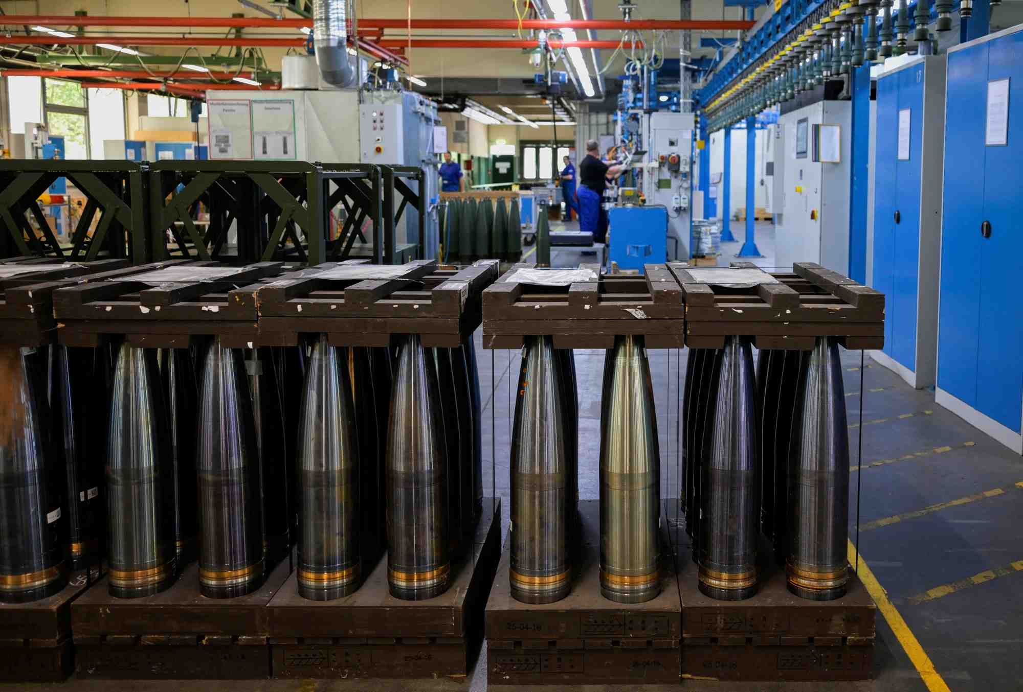 Les employes travaillent a l'usine de la societe allemande rheinmetall a unterluess, en allemagne